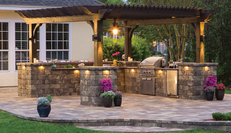 Keystone retaing wall: Stonegate retaing wall. Used in outdoor kitchen